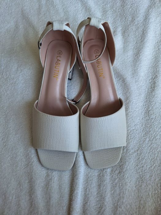 Белые Босоножки новые 38 размера