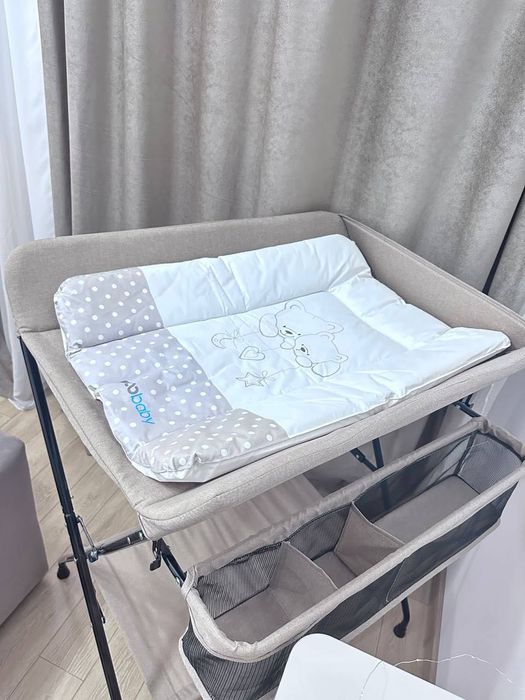 Vând masă de înfășat pliabilă