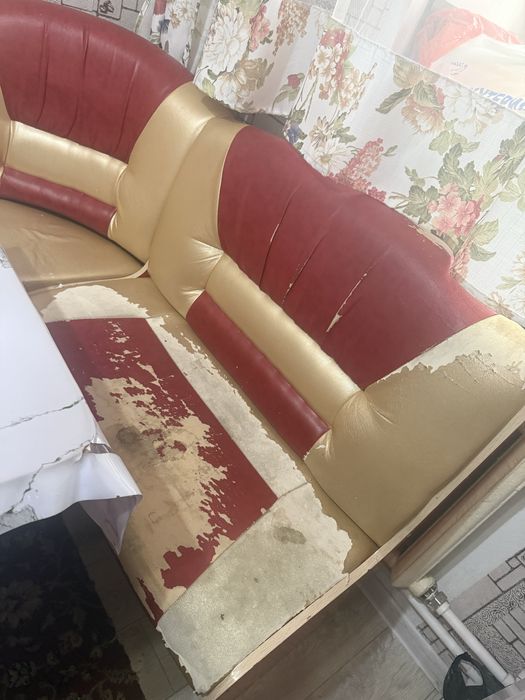Угловой диван и стол
