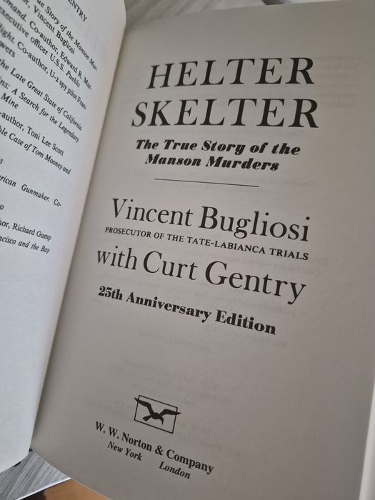 Книга - Helter skelter / Хелтър Скелтър - Винсънт Буглиоси, Чарлс Менсън, криминална, документална