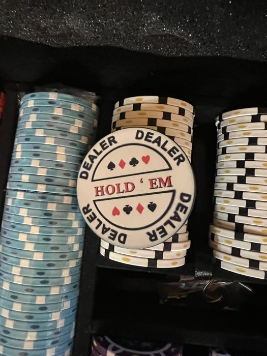Професионална маса за покер с комплект чипове