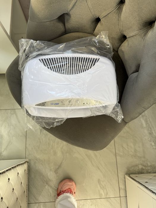 Vand lampa manichiura cu aspirator incorporat