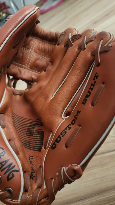 Manusa baseball pentru mana stanga
