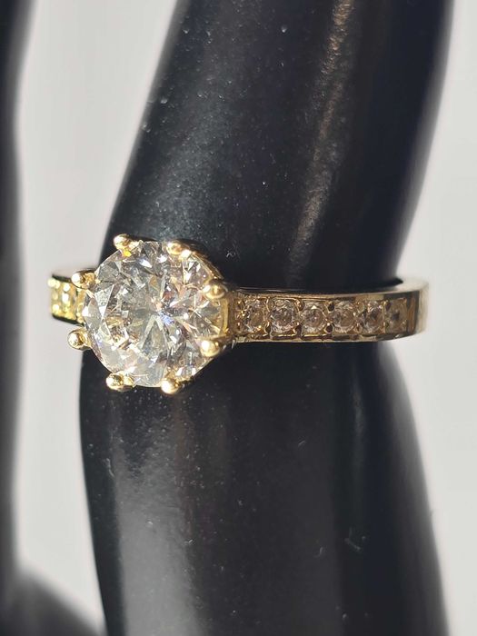 Inel Damă cu Piatră Mare și Pietricele din Aur 14K – Eleganță și Strălucire