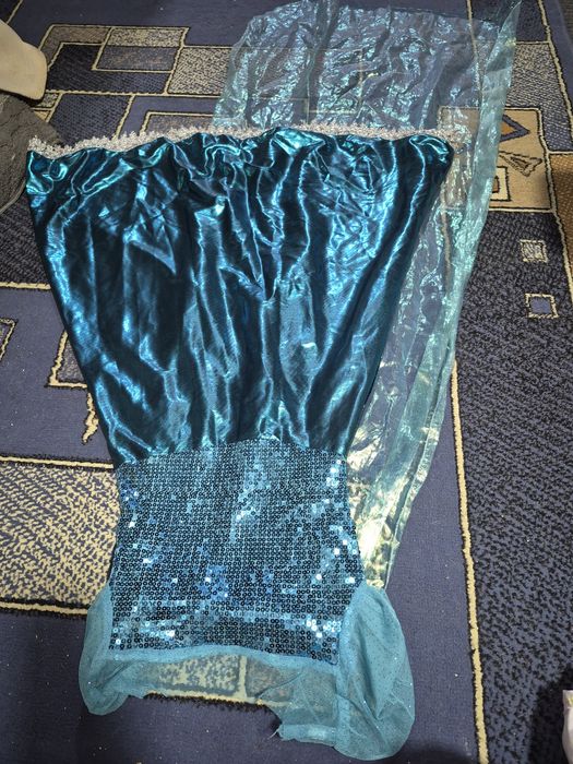 Срочно продаю костюмы и платья