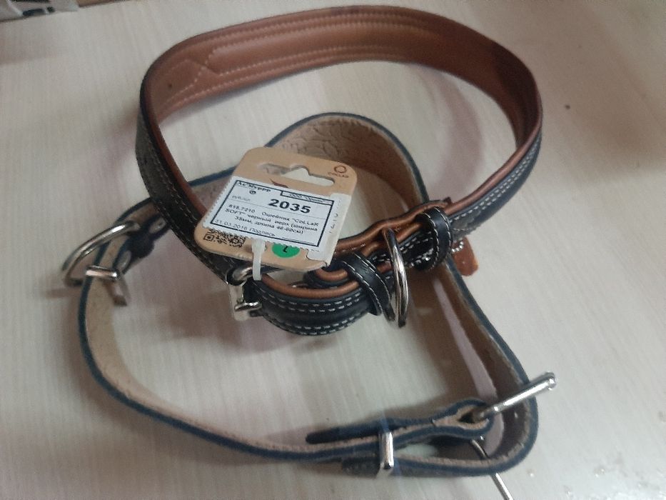 Кожени каишки и метален повод за куче.