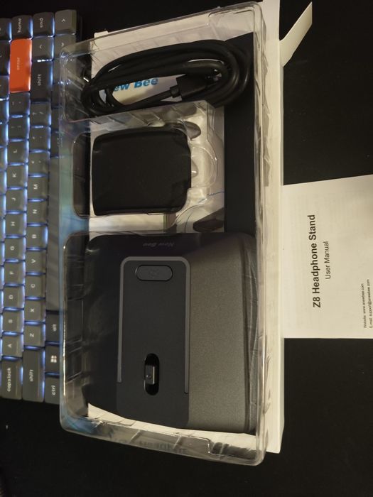 Suport Casti cu statie de incarcare si RBG New Bee Z8