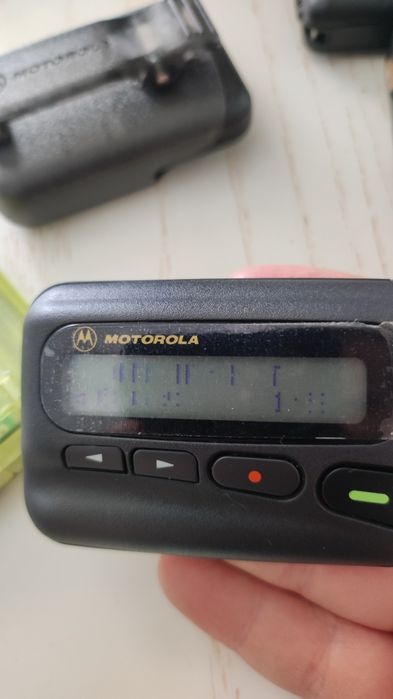Лот от 8 бр. ретро пейджъри Motorola от 90-те (7 работещи + 1 за части)