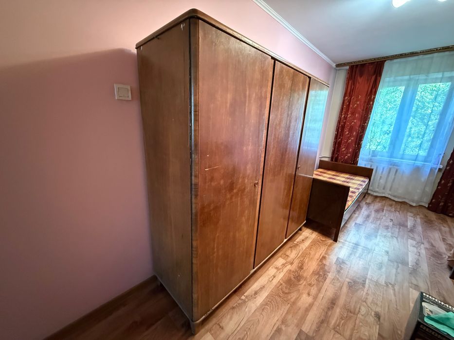 Шкаф трехдверный