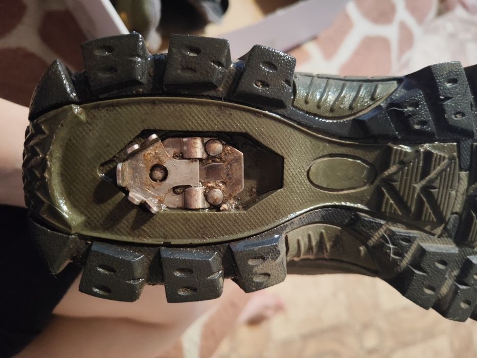 Продам мужские ботинки