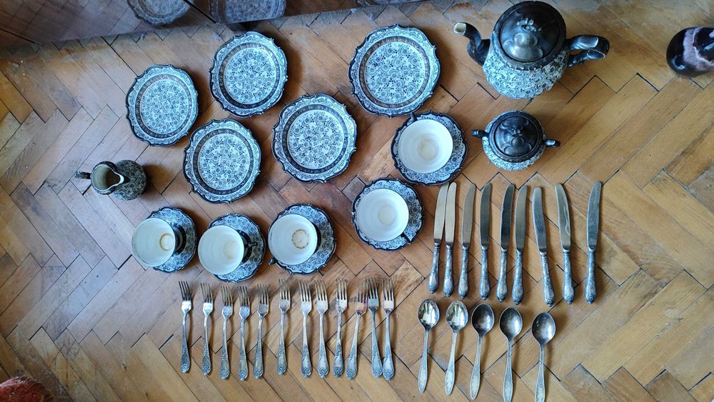 порцеланов сервиз и сребърни прибори