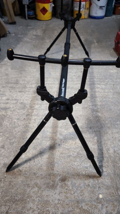 Продавам шаранджийска стойка Anaconda Bent Hopper за 3 въдици