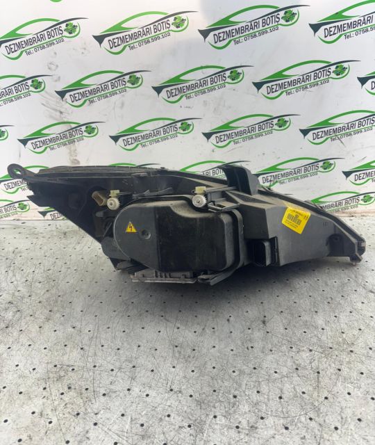 Far stanga cu Xenon Ford Focus prima generatie