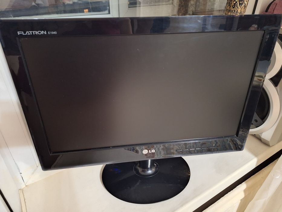 Монитор 19 диагональ.