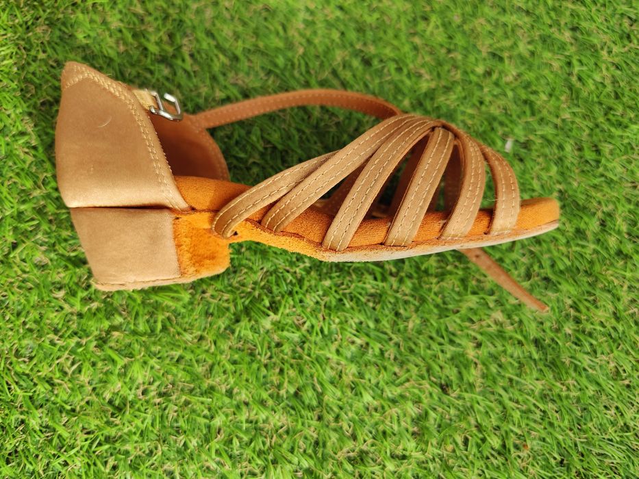 Обувки за спортни танци