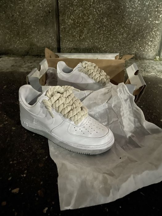 Air force 1 legit, rope laced. De obicei avem orice marime