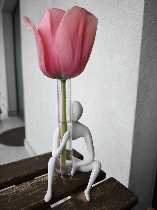 Statuetă vază abstractă cu eprubetă
