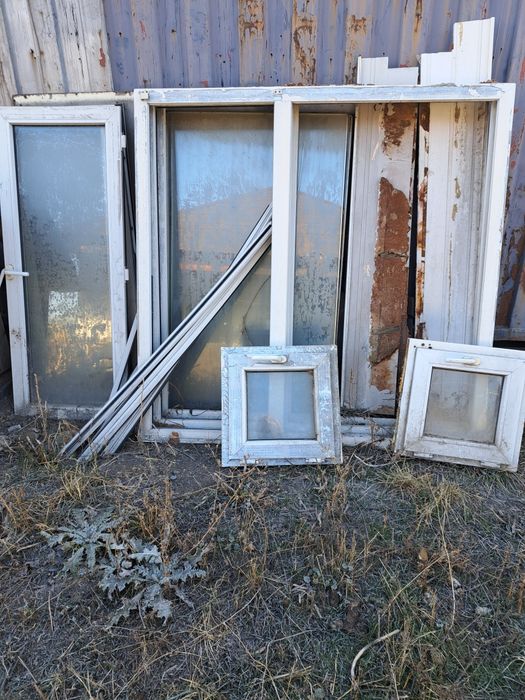 Продам рамы и две форточки