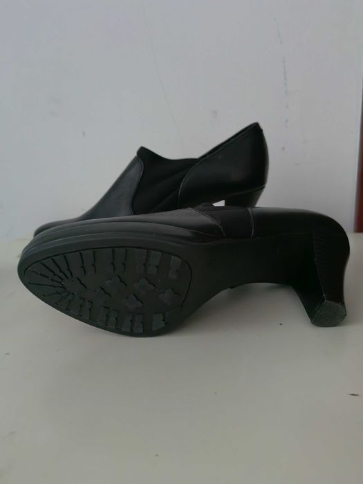 Елегантни високи черни обувки