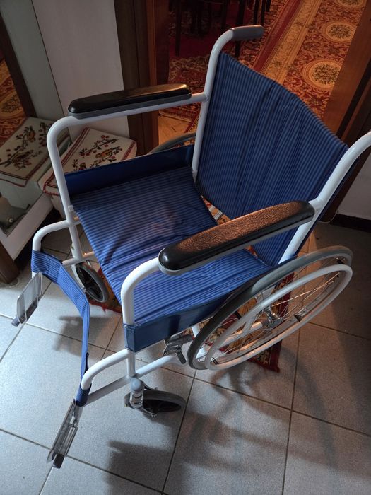 Scaun cu rotile pliabil pentru adulti