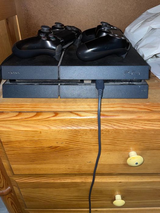 Продавам Плейстейиън 4 със кормило към него и давам 13 игри