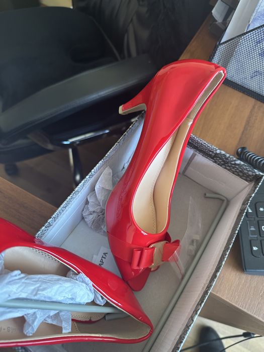 Обувки червени