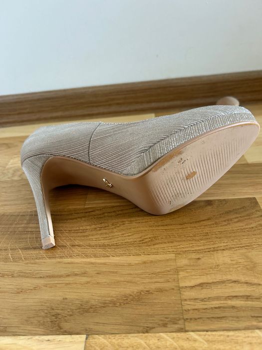 Златни обувки с ток