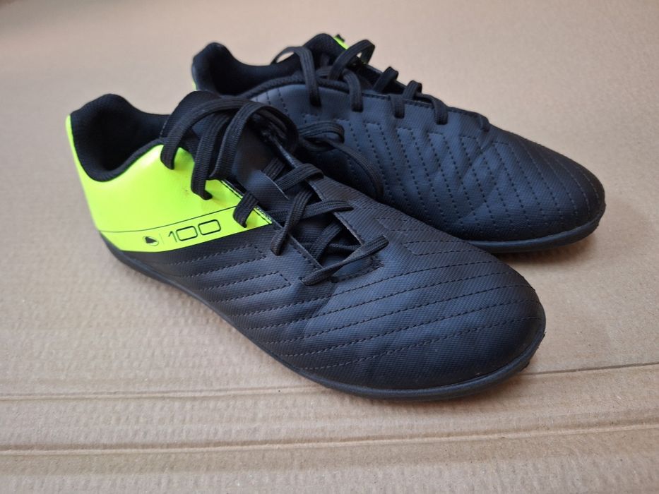 Ghete fotbal Kipsta 100, mărimea 37, talpic de 24.5 cm în stare foarte