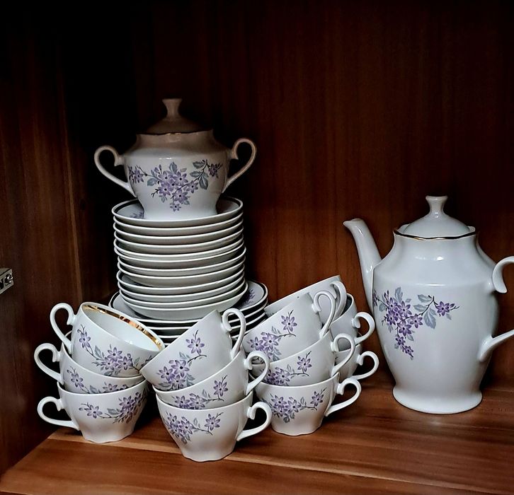 Продам фарфоровый сервиз на 12 персон,производство Рига.