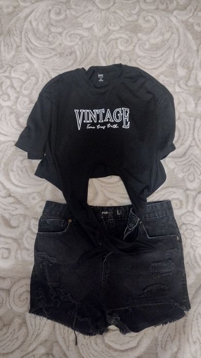 Tricou și pantaloni scurți de blugii