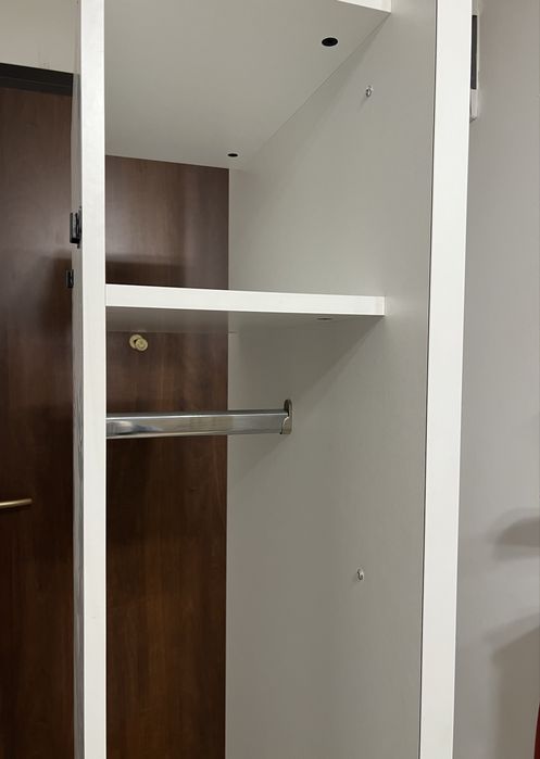 Panou hol MOBEXPERT cu oglindă + cuiere + rafturi+bara umerase – modern, alb, pret usor negociabil