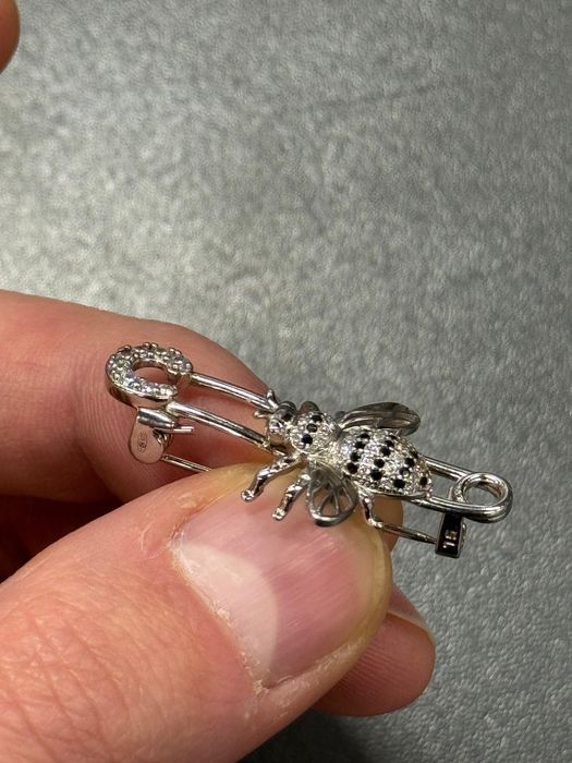 Broșă din argint cu diamante naturale 0,36 ct