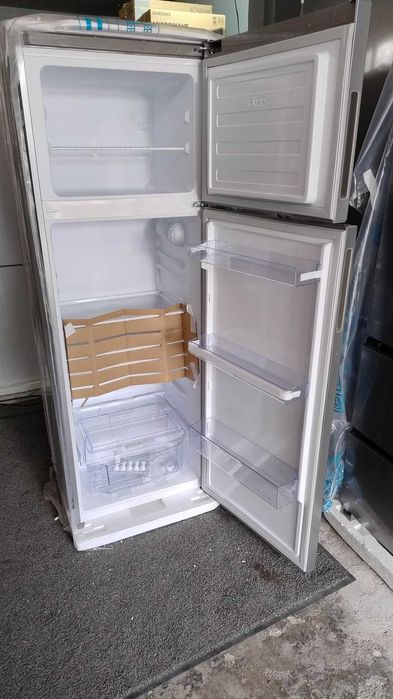 Чисто нов Комбиниран Хладилник с фризер-Горна камера Whirlpool 175 см 307 литра