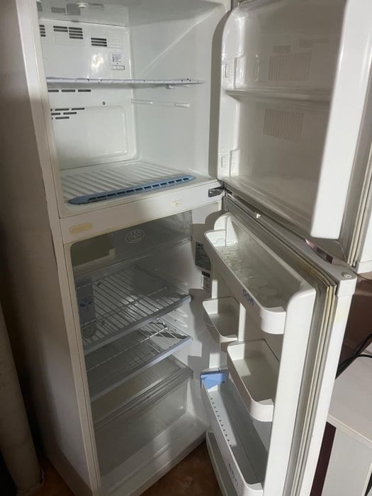 Жасап тұрған холодильник