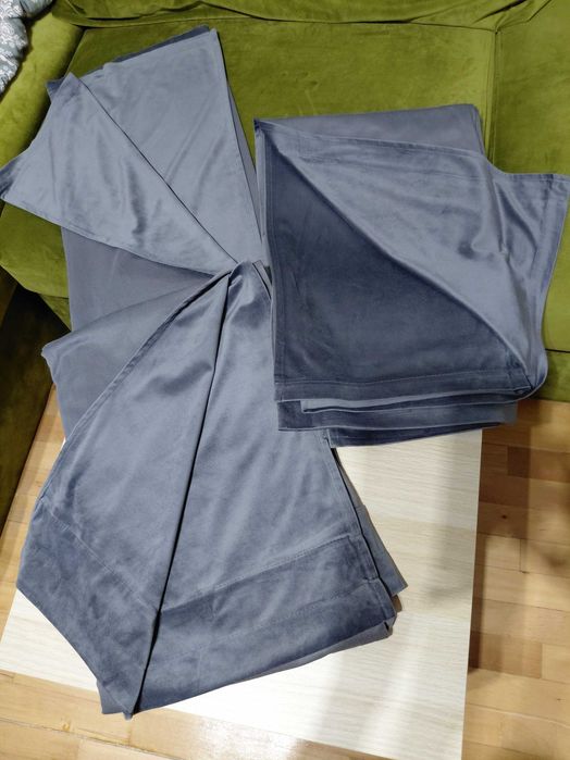 Draperii gri închis