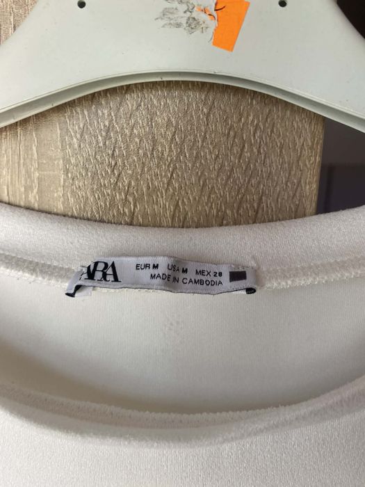 Бяла рокля Zara с камъни