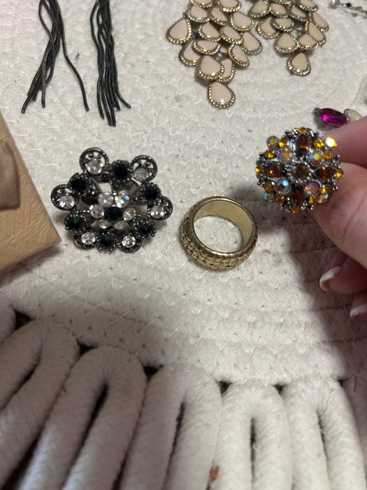 Пълна кутия с бижута