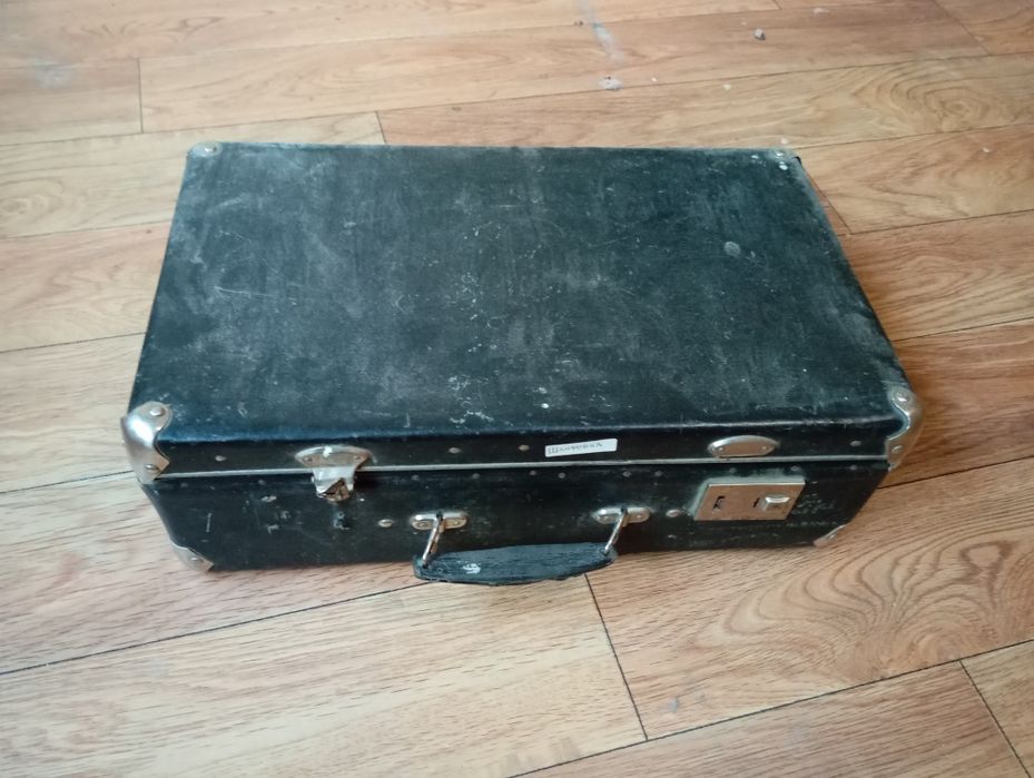 Чемодан полный наждачной бумаги и дисков