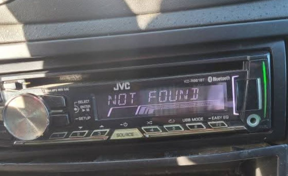 Vand doua cd playere auto .