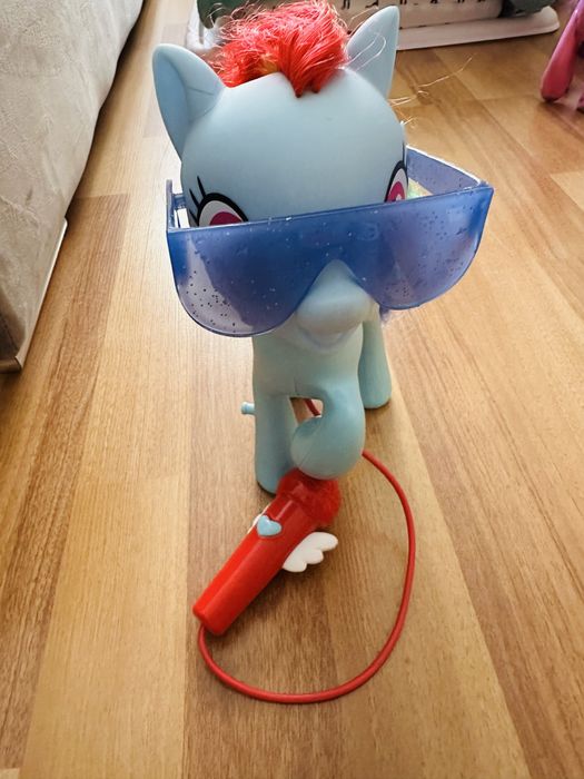 Poney care canta cu microfon