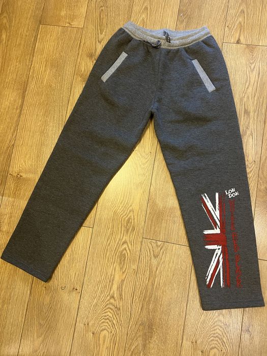 Нов вариран детски анцуг с два предби джоба, ластик и връзки, 140 р-р