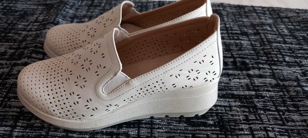 Дамски обувки с платформа