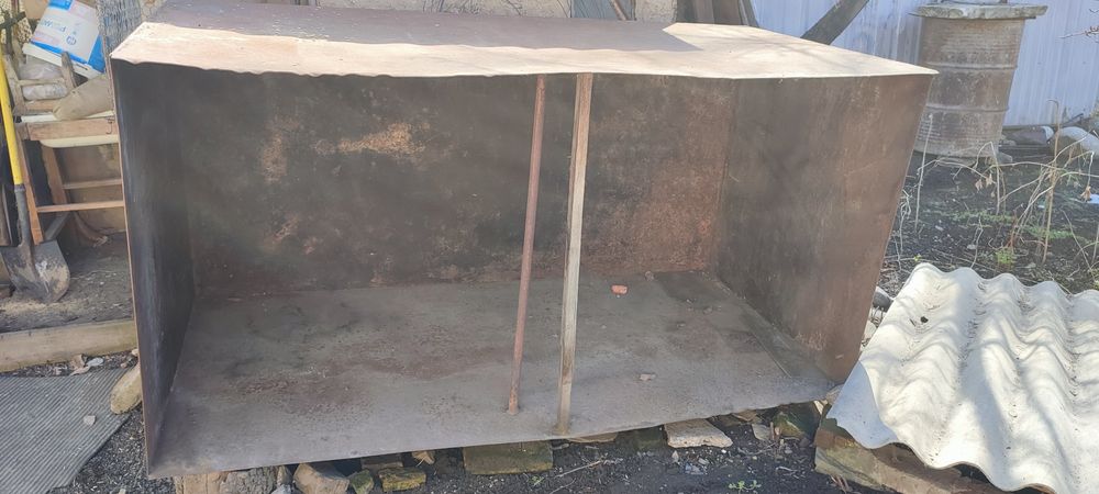 Металлическая ёмкость.