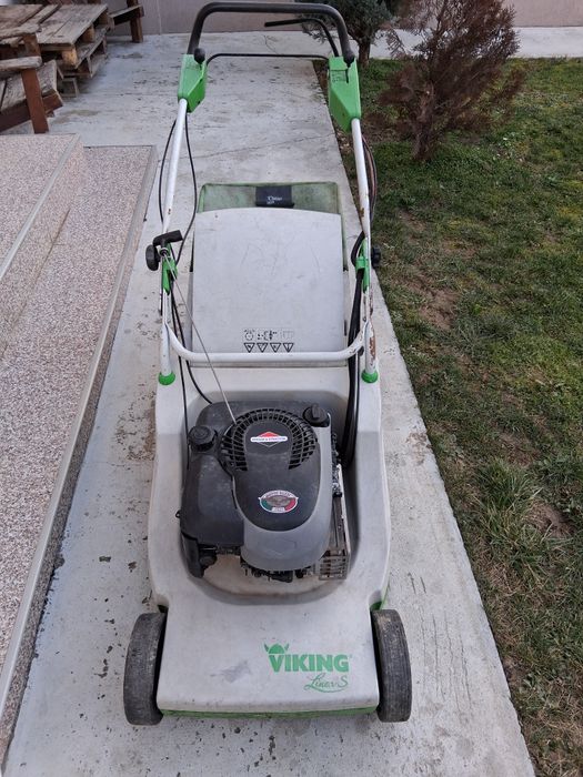 Vând mașină de tuns gazon pe benzină Viking. MB 555 T.