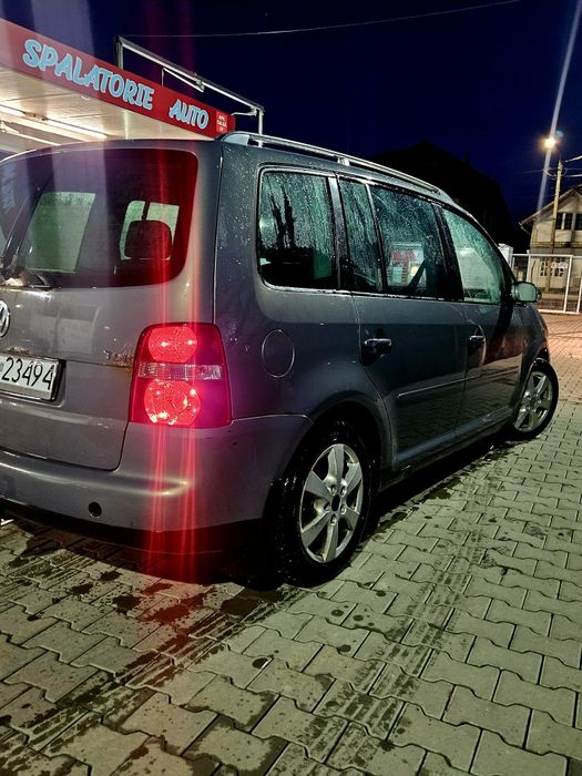 Vând wolsvagen touran din 2004