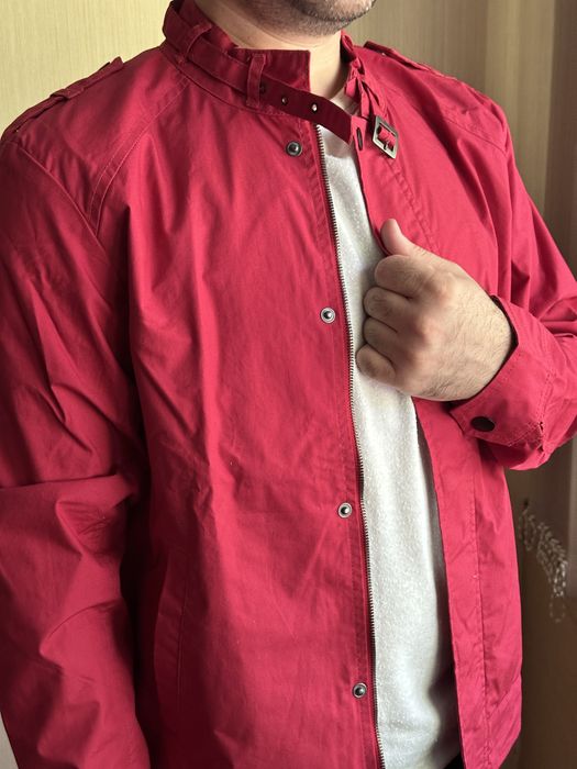 Ветровка красная