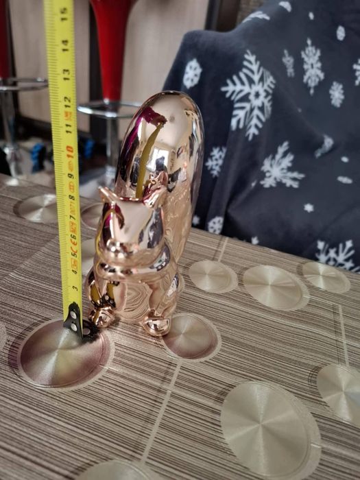 Стара статуетка катеричка с розов отенък