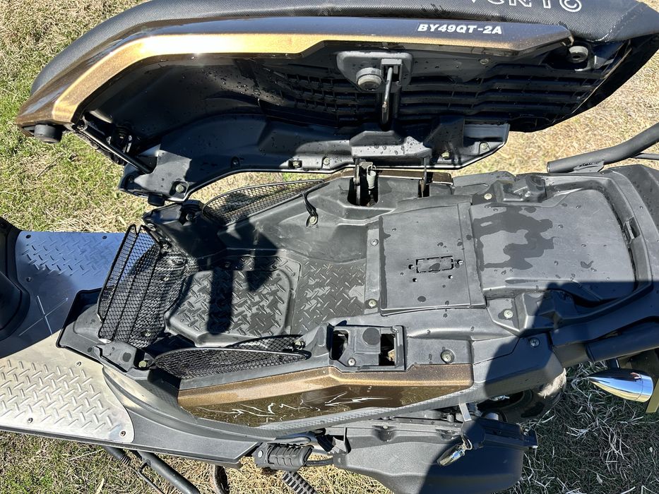 Vento Naked скутер