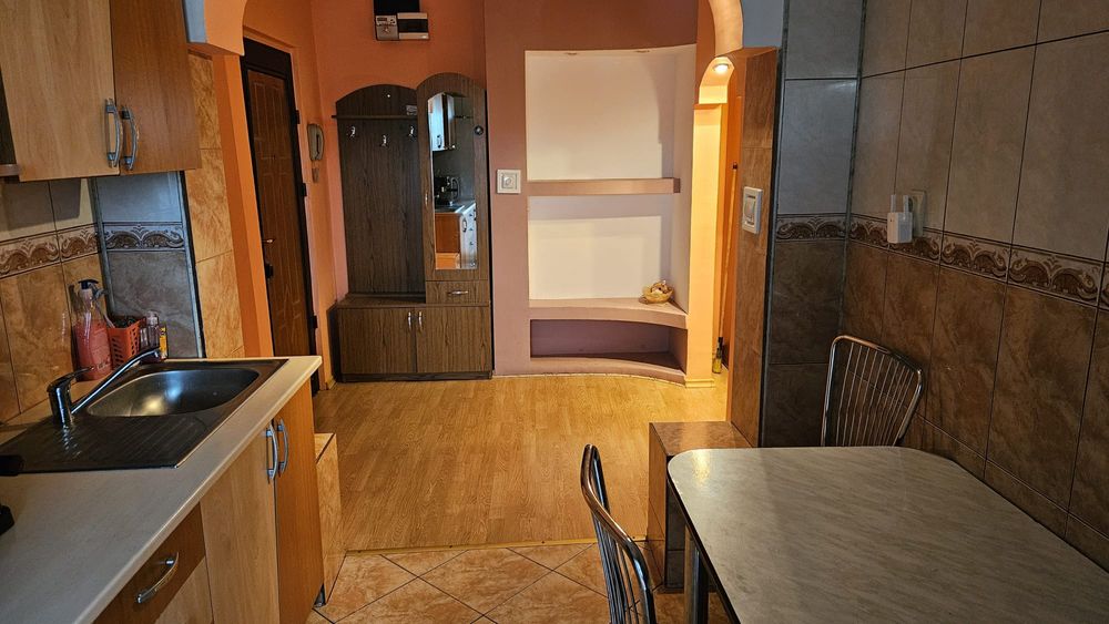 Închiriez apartament 3 camere