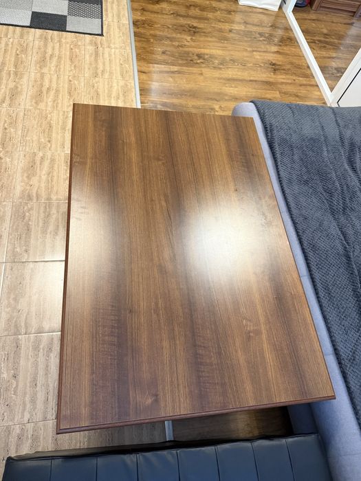 Ниска дървена маса